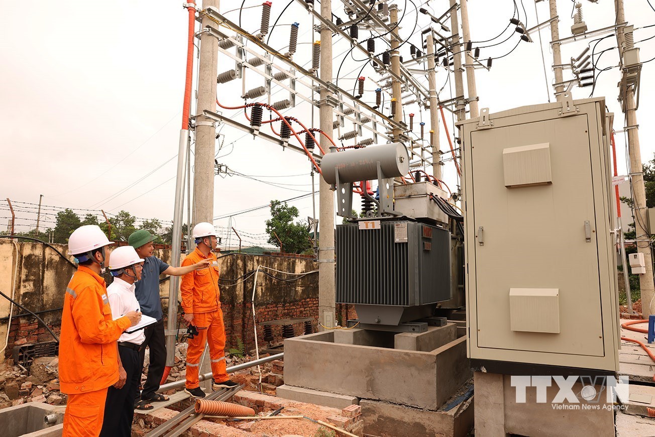 Công nhân Công ty Điện lực Bắc Ninh kiểm tra, hướng dẫn doanh nghiệp sử dụng điện an toàn, tiết kiệm, hiệu quả. (Ảnh: Vũ Sinh/TTXVN)